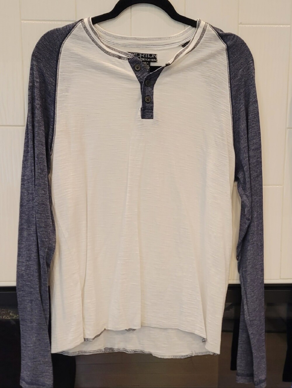 Men's Distortion Long-Sleeve Colorblock Raglan Henley Shirt Size M
